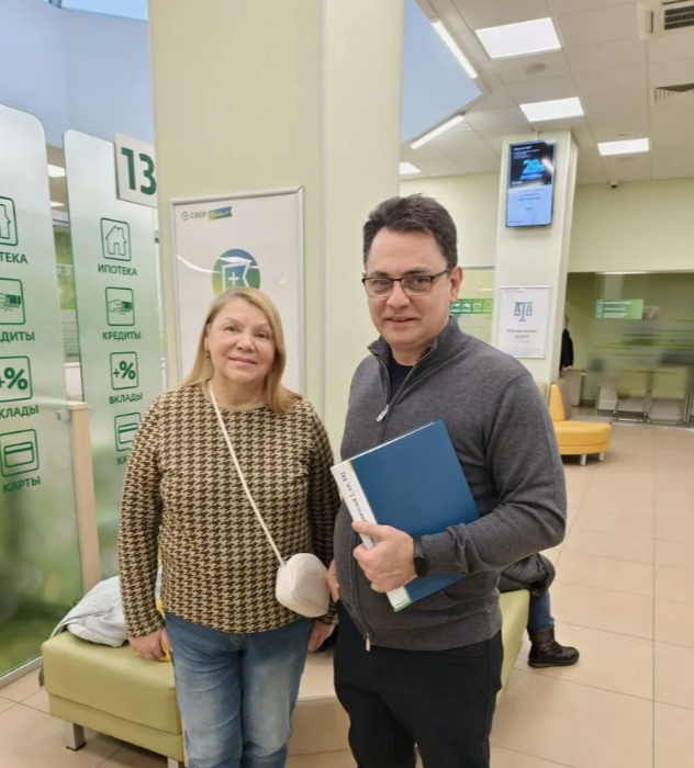 Саша с клиенткой в ипотечном центре